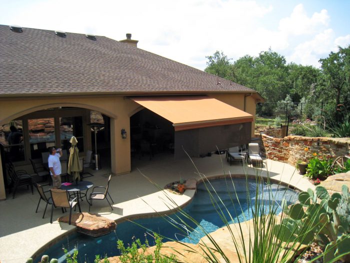 RETRACTABLE PATIO AWNING